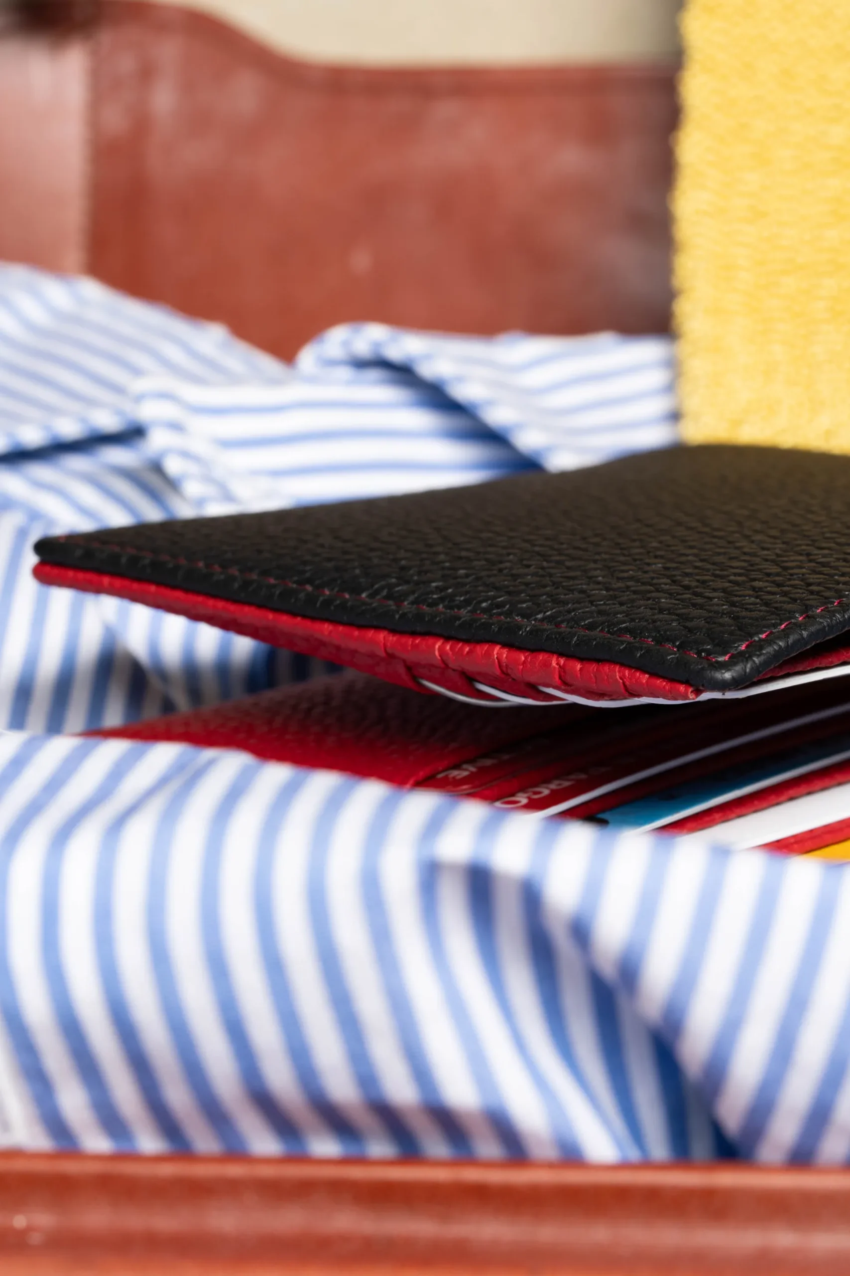 Classic 8 Card Bifold Black & Red Grained Leather Wallet